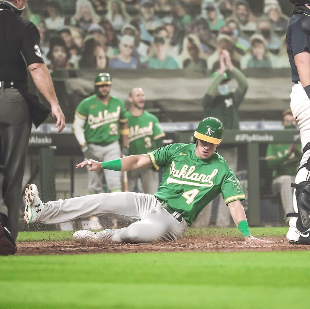 オークランド・アスレチックスさんのインスタグラム写真 - (オークランド・アスレチックスInstagram)「Welcoming the new guy by allowing him to wear the best jersey in baseball for his first game. #RootedInOakland」9月15日 10時30分 - athletics