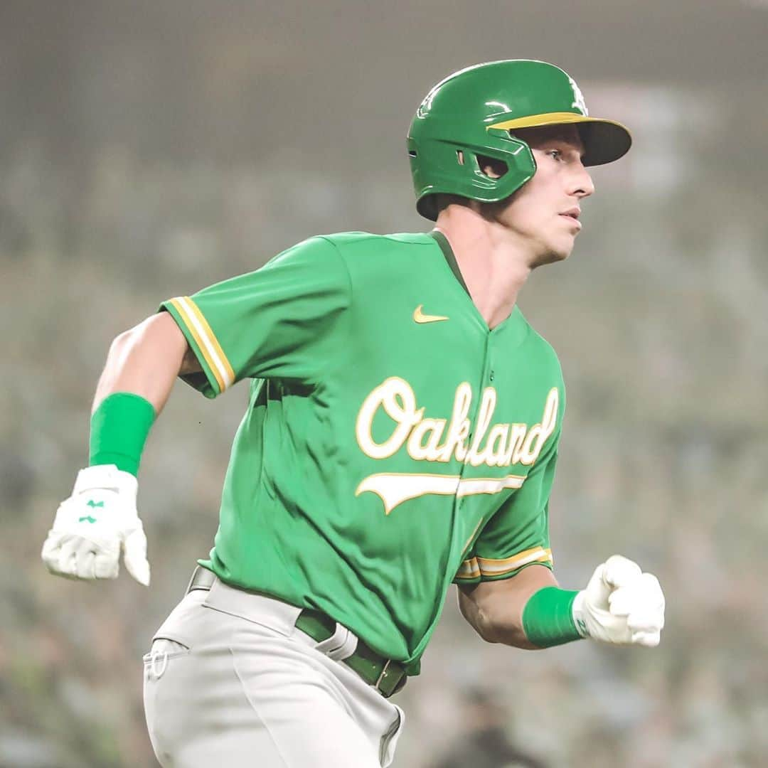 オークランド・アスレチックスさんのインスタグラム写真 - (オークランド・アスレチックスInstagram)「Welcoming the new guy by allowing him to wear the best jersey in baseball for his first game. #RootedInOakland」9月15日 10時30分 - athletics