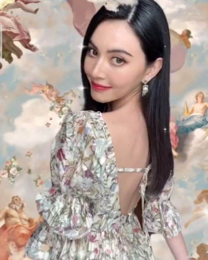 のインスタグラム：「Pomelo เค้ามีกิจกรรมสำหรับ Fall 2020 Collection มาให้แฟนๆ ของดาวิร่วมสนุก!   แค่ถ่ายรูปหรือวิดีโอกับ filter นี้ พร้อมโพสต์ท่าโปรดของคุณ (เสิร์ช filter ชื่อ Angels & Clouds ได้ที่ @pomelofashion) แล้วอัพโหลดพร้อมติด #YourStyleYourStory ง่ายๆ แค่นี้ก็ได้ลุ้นรับไอเท็มจาก Fall 2020 Collection จำนวน 10 ชิ้น ตั้งแต่วันที่ 17-29 กันยายนนี้ ดูรายละเอียดเพิ่มเติมที่ไอจีของ @pomelofashion ได้เลย อย่าลืมเปิดโปรไฟล์เป็นสาธารณะนะค่า .   Calling all Davika Fans!  Join Pomelo’s challenge this Fall for a chance to win 10 items from Fall 2020 Collection! Upload a photo or video of your best pose on Instagram using our Angels & Clouds filter (find it on @pomelofashion filter tab) and post it with the hashtag #YourStyleYourStory. It’s as simple as that! Hurry, it’s from 17 till 29 Sep only. Don’t forget to make your profile public!  Wanna join in the fun? Learn more at: @pomelofashion」