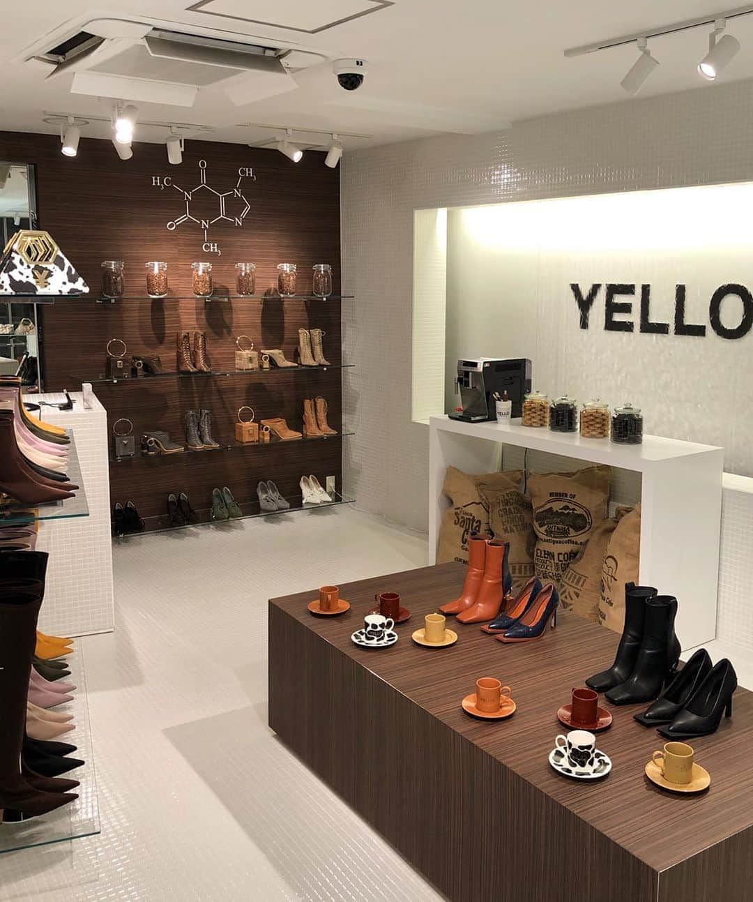 星あやさんのインスタグラム写真 - (星あやInstagram)「YELLO caffè☕️🍂@yelloshoes_official 本日お昼12:00よりYELLO FITTING SALONは 新作プレオーダー開始とともに、今シーズンのYELLOの コレクションテーマ”CAFFEINE”を 存分に五感で楽しんでいただけるYELLO CAFFEに 衣替え大変身致しました☕️🍂✨ ※オンラインストアは20時〜新作プレオーダー開始です💻📲 YELLOを愛するお客様達に最旬のシューズやバッグのご試着と 本当に美味しいコーヒーの無料サービスを楽しんで頂き 今シーズンのYELLOの”CAFFEINE”な世界観に 優雅に浸っていただきたいのです☺️ サロン内は挽きたて淹れたてのコーヒー豆の香りを マスクをしていても心地よく感じて頂けます☕️(最高!) 私がイタリアンコーヒーが大好きすぎて、 イタリア家電のデロンギの最新/高級フルスペックモデルの コーヒーメーカーを導入致しました✨@delonghi_japan  (街の本当のカフェでも業務用で使用されているレベル、 もしくはそれ以上と言われています😏✨) 勿論コーヒー豆も、イタリアのコーヒー豆のトップブランド ムセッティ社がデロンギの全自動コーヒーマシンにあわせて ブレンドしたスペシャルなコーヒー豆を使用☕️ YELLOのお客様はお目が高い方や、素敵なマダムの方も 多くいらっしゃいますので本当に美味しいものを ご提供せねば！と思っておりますよ♡🙇🏻‍♀️ ちなみにカフェインを控えている方はオープンから大人気の 美味しいシチリアンレモネード🍋をお楽しみくださいませ✨ そして、YELLO史上最もラグジュアリーなノベルティー カップアンドソーサー☕️を商品代金3万円以上お買い上げの お客様にプレゼントさせて頂きます🎁(数に限りが御座います) ☕️ブラックコーヒー🐻 ☕️キャラメルマキアート🐿 ☕️カフェラテ🧸 ☕️ミルク🐄 のミルク濃度に色分けされた4色のご用意です🤎🤎🤎 可愛すぎるよね🤤ｷｭﾝ オンラインストアでのご購入のノベルティー色は ランダムにプレゼントという形ですが、 FITTING SALONではお好きなカラーをお選び頂けます🤎 秋らしい季節が訪れ、サンダルでは 肌寒くなってきた今日この頃🍂 今シーズンのYELLOのバリエーション豊富な シューズとバッグで秋のおしたくを 笑顔ではじめて頂けましたら幸いです🍂🐿🧶 📍FITTING SALON 12:00- 💻www.yelloshoes.com」9月15日 10時32分 - ayastella_