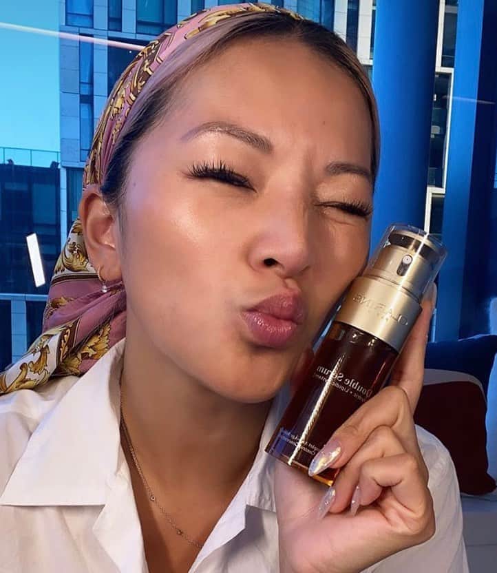 CLARINSさんのインスタグラム写真 - (CLARINSInstagram)「Comment a 😘 if Double Serum is a staple in your nighttime skincare routine 🌠 Cc: @tinaleung」9月15日 10時39分 - clarinsusa
