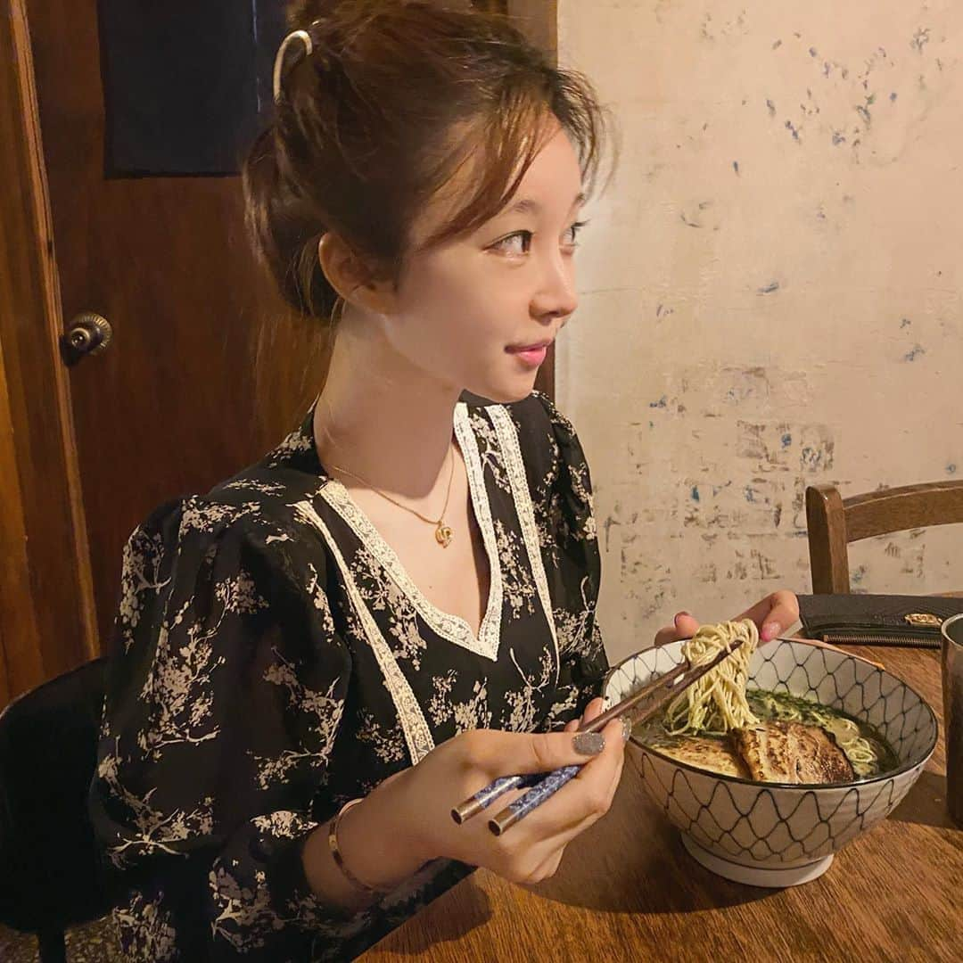 チョ・ミニョンさんのインスタグラム写真 - (チョ・ミニョンInstagram)「여러분들 좋은 아침이에요☺️ 면을 대하는 자세가 담긴 사진으로 시작할게요 #쌩얼주의 ⠀⠀⠀⠀⠀⠀⠀ 착용한 문의 많은 원피스와 어제 라방의 가디건 구매 가능하게 올려드렸어요 ෆ☺︎ෆ ⠀⠀⠀⠀⠀⠀⠀ 🦋애타셨던 분들 마이바니로 달려오세요✨ ⠀⠀⠀⠀⠀⠀⠀ 치약은 배송사 문제로 수요일까지 택배가 모두 완료되서, 당첨자는 수요일날 발표 도와드릴게요🙏🏻 🎁추석 특집 선물전 🎁내용은 곧 올려드릴테니 조금만 기다려주시면 궁금한 점 도움 드리도록 할게요 ☺️ ⠀⠀⠀⠀⠀⠀ 그리고 공구제품 및 제품 사용법 상담은, 늘 “블랑바니” 카톡으로 원활하게 도움드리고 있으니 편하게 카톡주세요 ♥」9月15日 10時49分 - xxjominxx