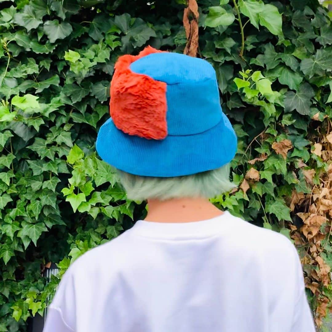 中村涼子さんのインスタグラム写真 - (中村涼子Instagram)「BLUE！茶色…？ 見る角度によって姿を変える 『コーデュロイ×半モコ帽子』💂‍♀️  ポーチ同様、帽子作りにハマっております…🎩  内側もこーーんな配色  この帽子は塗って塗って繋ぎ合わせて、ひっくり返したら全貌が見える👁  毎度ちゃんと帽子になってることに感動😂 サイズは女の子の平均くらい  #手作り帽子 #モコモコ正義隊」9月15日 10時54分 - nakamuraryoko56