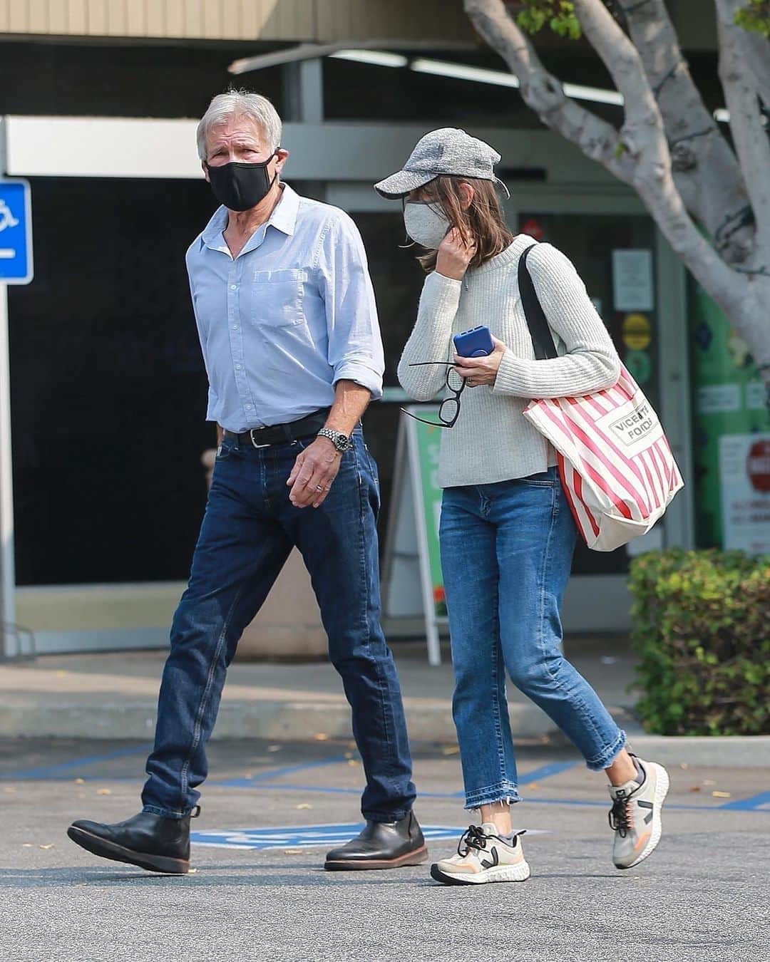 Just Jaredさんのインスタグラム写真 - (Just JaredInstagram)「Harrison Ford and Calista Flockhart were spotted doing some grocery shopping together on Monday afternoon. #HarrisonFord #CalistaFlockhart Photo: Backgrid」9月15日 11時03分 - justjared