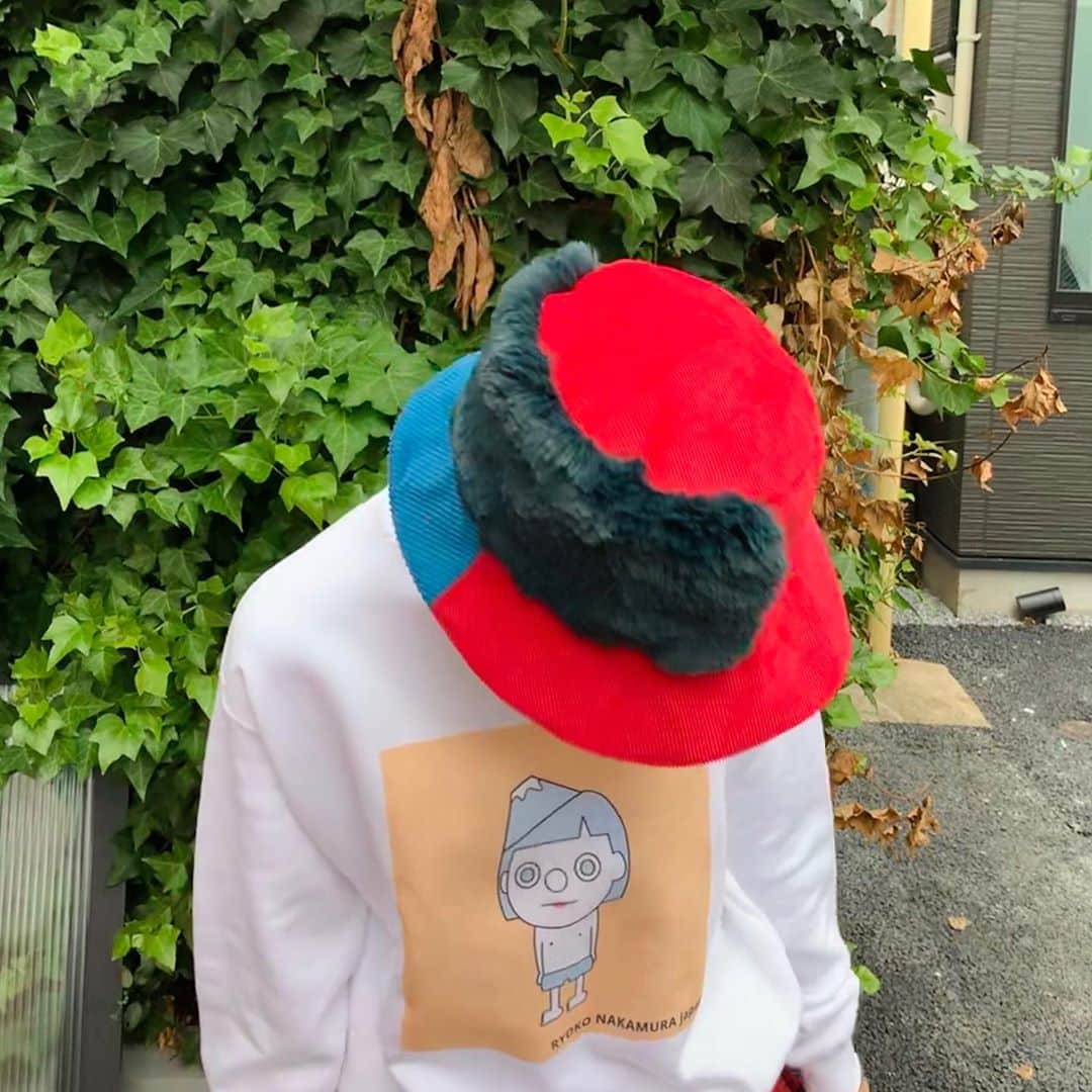 中村涼子さんのインスタグラム写真 - (中村涼子Instagram)「RED！…GREEN…？ 『コーデュロイ×半モコ帽子』👩🏻‍🎓  青バージョンと赤バージョンを一緒製作🤓  コーデュロイの太さが少し異なります！ 同じに見えて同じじゃない感じがタイプです🤓  帽子ってさ、本当便利ですよね… 帽子と靴下って大好き あと最近ピアス  こうなりたい！ こんな空気を纏いたい！  を完成まで持っていってくれたり、  ああああ！ 今日はなんかもうコーディネート無理だ！ って日にも被れば あーら、上機嫌  なんてことも🎩  偉いぞ！帽子！ ありがとう！帽子！！  #手作り帽子 #色の組み合わせ #楽しいね」9月15日 11時09分 - nakamuraryoko56