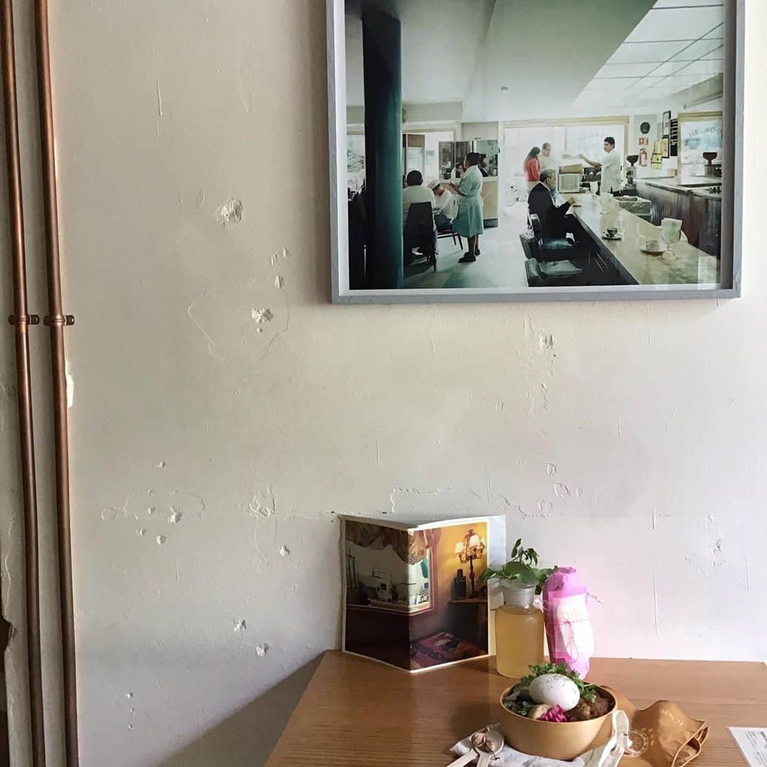 Pho 321 Noodle barのインスタグラム：「朝いちばんの便で　ファームレガーロさんの畑から　ペパー　アップル　スペアのmix mintのbouquetとキンゾーイ　タデが届きました。  涼しい中　ドアーの外へと。 新しいスカーフや香りを見つけに、 秋のお陽さまのあたたかさと一緒にすこし遠くまで足を運んでみたくなる火曜日です。  本日のおすすめは　new 3rd noodle ‘coconut green chicken pho’ 、bun veggie、com dong-pou-rou(写真は　お弁当使用のmini sizeです) homemade coconut puddingです。  ココナッツ🥥プリンには、鹿児島　すすむ屋茶店さんのほうじ茶シロップを、牛乳やたまごを使わずに　豆乳使用のやさしいデザートです。  summer rollは　まだ揺ら揺らと可憐な百日紅の花のような　beetrootのスライスを。  1本でもボリュームがありますので　大切な方とシェアなさって下さい。  皆さまにとって 新しい1歩のスタートの日になりますように。  todays opening bgm📻デイジーお味噌汁　星野源」