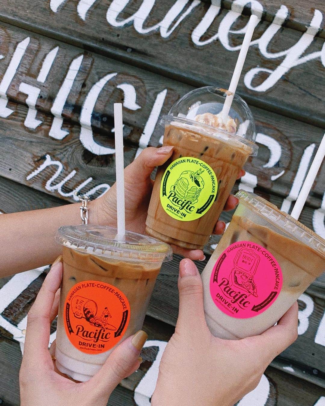 sayocoのインスタグラム：「一々可愛い🌈💗 一番肉肉しいやつ食べた🐷🍳 #pacificdrivein」