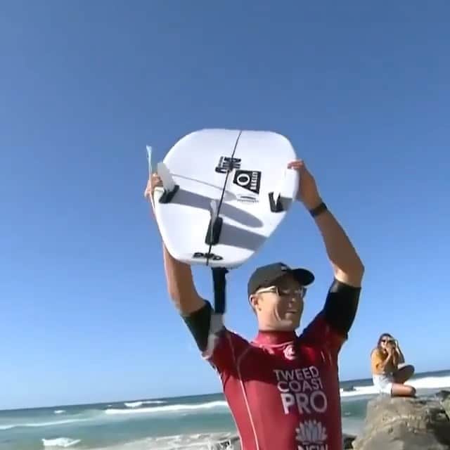 ビラボンのインスタグラム：「おめでとう！to @ethan_ewing, winner of the first leg of the Australian Grand Slam of Surfing - the Tweed Coast Pro. 🏆  そして、スワイプして2枚目でイーサンが持っている特製トロフィーは、made by @otishopecarey. 🎥: @wsl」