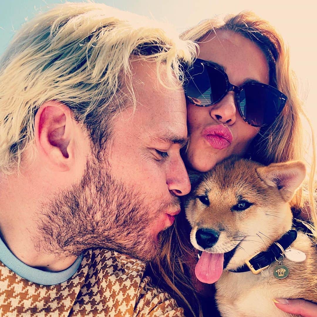 オリー・マーズのインスタグラム：「I’m mutts about these two 🐾🤪❤️」