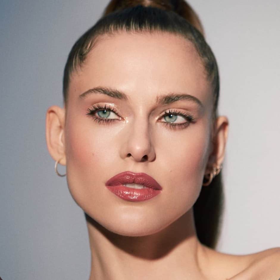 Lana Zakocelaのインスタグラム：「For @kkwbeauty with @gregswalesart」