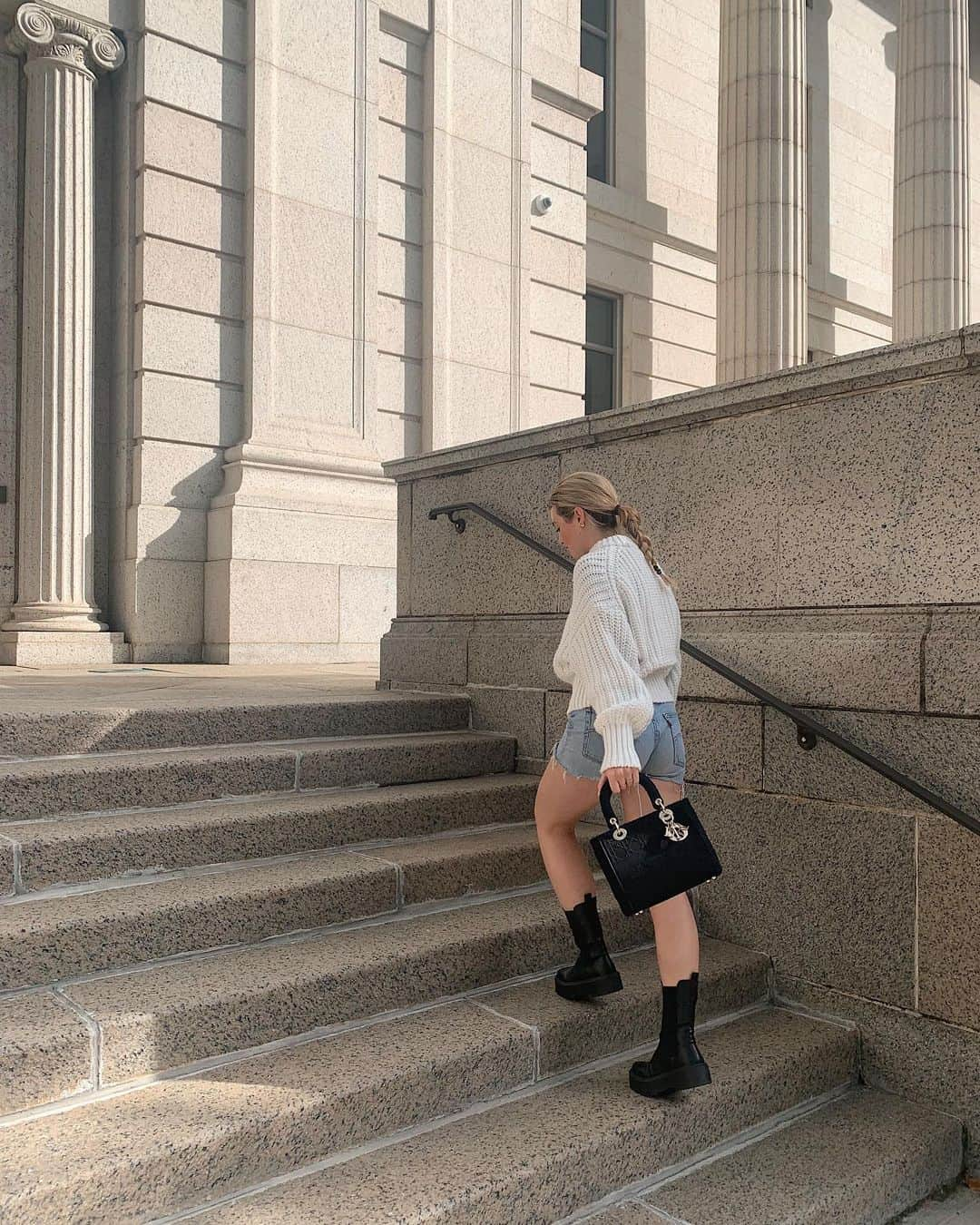 Kelsey Simoneさんのインスタグラム写真 - (Kelsey SimoneInstagram)「Boots with shorts.. a confusing yet cute combo」9月15日 2時44分 - k.els.e.y