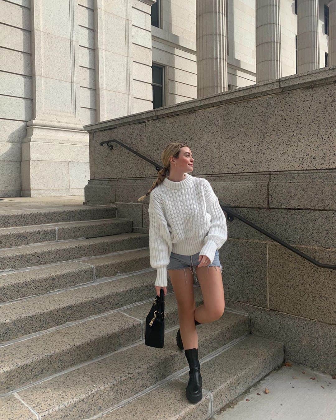 Kelsey Simoneのインスタグラム：「Boots with shorts.. a confusing yet cute combo」