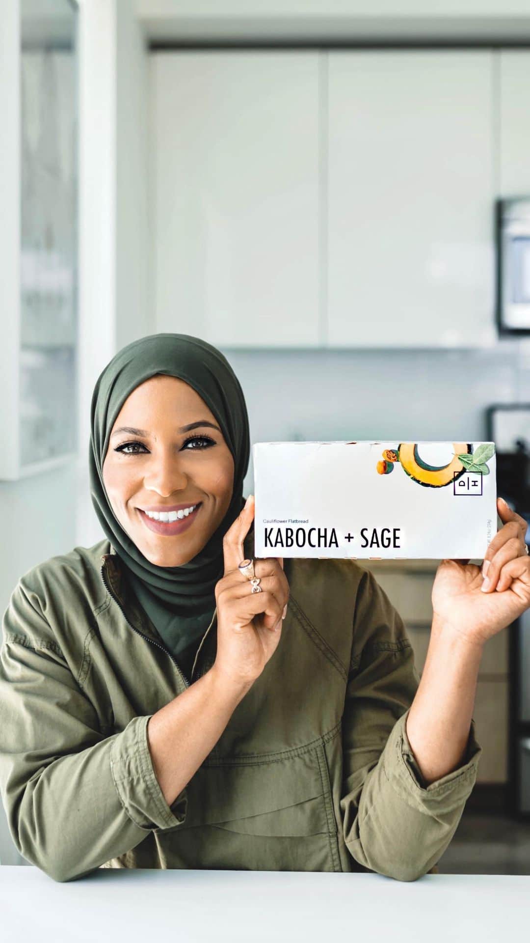 イブテハージ・ムハンマドのインスタグラム：「I don't know about you, but I‘m tired of cooking and searching for new recipes. I‘m taking a break from cooking with Daily Harvest and still enjoying delicious and nutritious meals. Use my code IBTIHAJ to get $25 off your first box and take the night off with me! 🥬🥒🥦🥑🥭🥕🌽 #dailyharvest #partner」