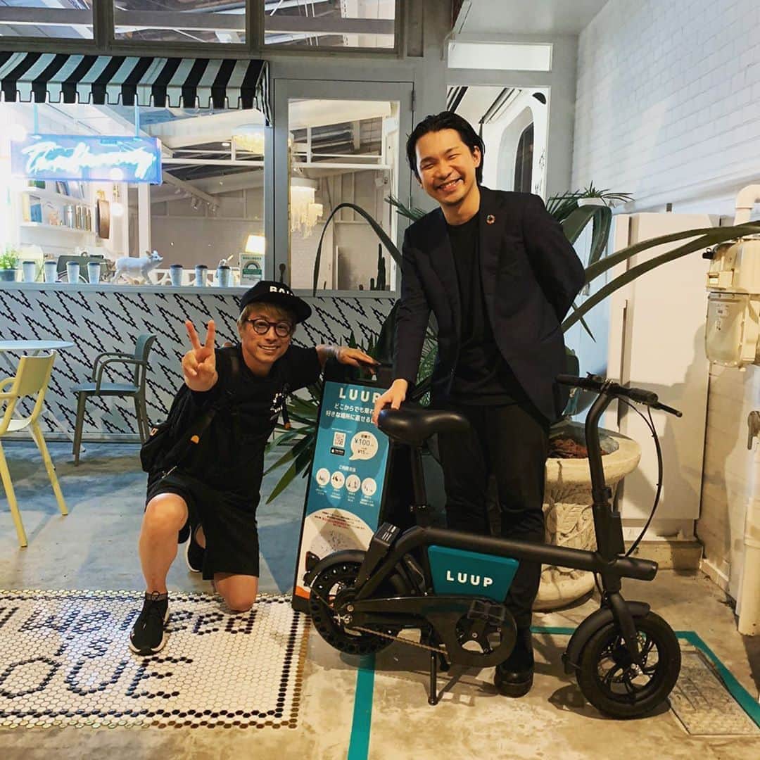 田村淳のインスタグラム：「ＬＵＵＰの代表の岡井くん 20代の起業家です！ 今日も沢山の事を教わりました^_^ LUUPで移動手段に革命を！ 僕も小額ですが 出資させてもらってます！ 先が楽しみなＬＵＵＰ  #luup」