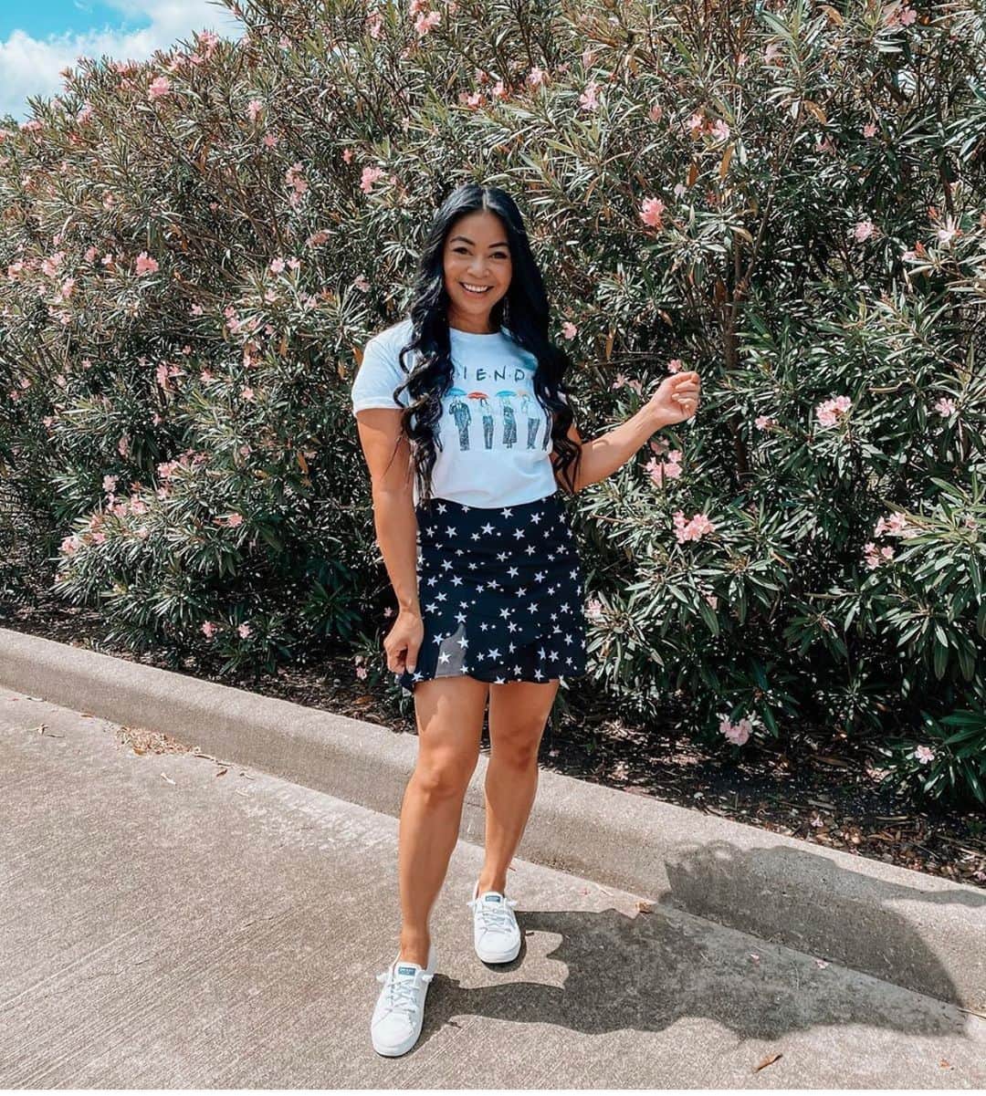 のインスタグラム：「@roselynweaver LOOKING ADORABLE 😍 IN OUR FRIENDS UMBRELLA ☂ TEE! Only @prince_peter_collection #roselynweaver #friendstv #rossrachel #joeytribbiani #chandlerbing #phoebebuffay」