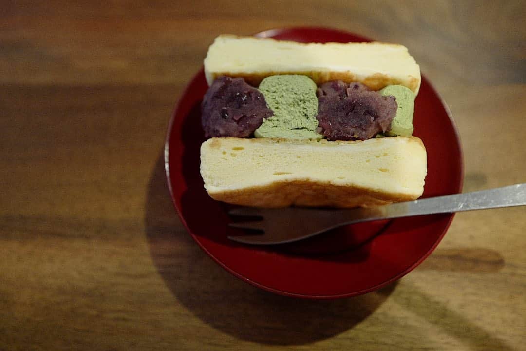 安田美沙子さんのインスタグラム写真 - (安田美沙子Instagram)「@cafetamon さんのパンケーキサンドをひと足先に頂きました✨  開けた瞬間、息子と大喜び！ 冷凍でやってきたのに、フワフワ感が失われず、甘さ控えめで小豆の風味を感じれて、幸せな時間になりました。  漆器にとても合うパンケーキ。たもんさん、ありがとうございました。 . . . @cafetamon  #たもん #pancake #japanese #kanazawa  #sweets #macha #azuki #sweetpotato #みんなでペロリ」9月15日 3時08分 - yasuda_misako