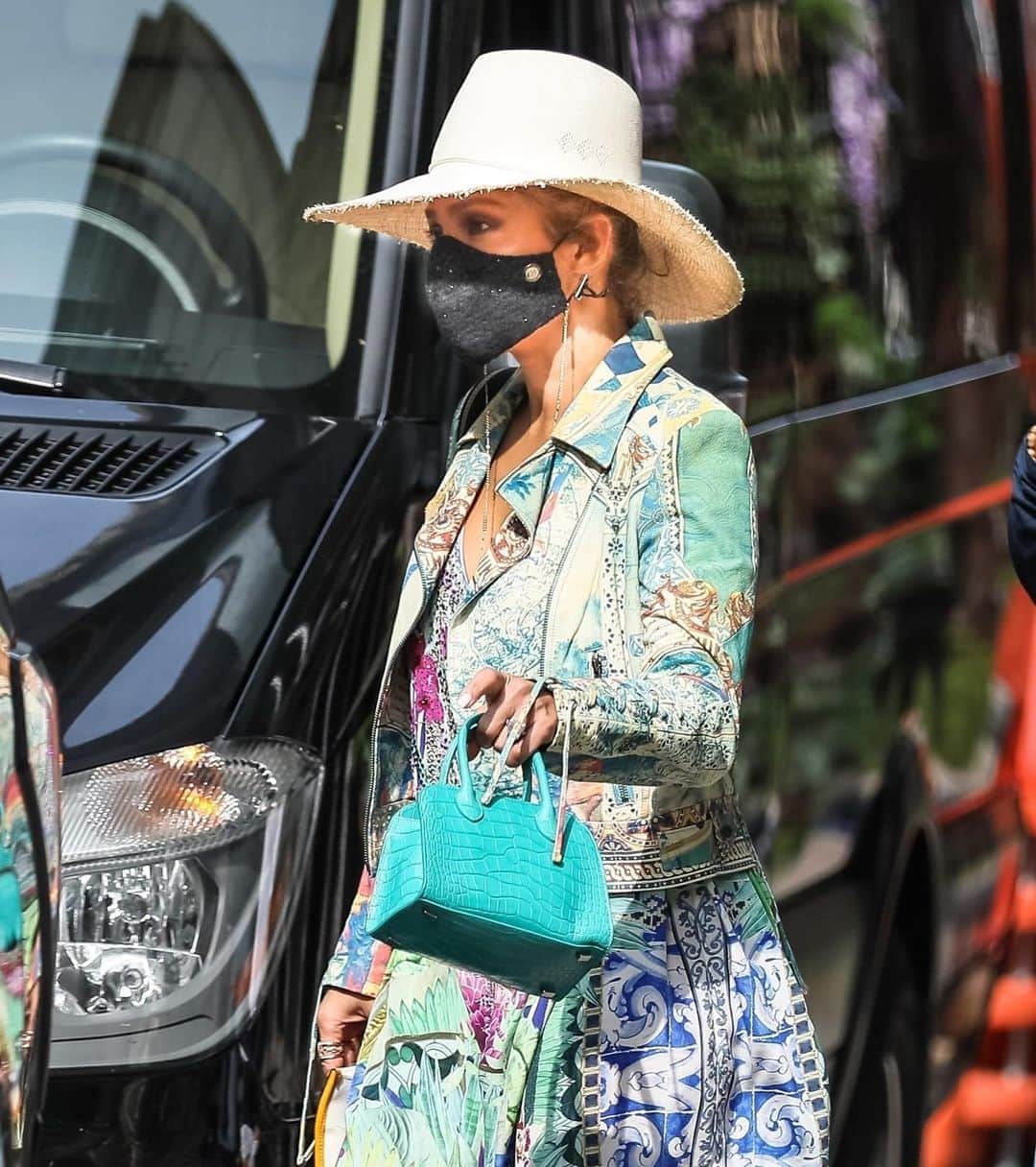 Just Jaredさんのインスタグラム写真 - (Just JaredInstagram)「@jlo steps out in a chic look while keeping things safe in a face mask.  #JenniferLopez Photo: Backgrid」9月15日 3時08分 - justjared