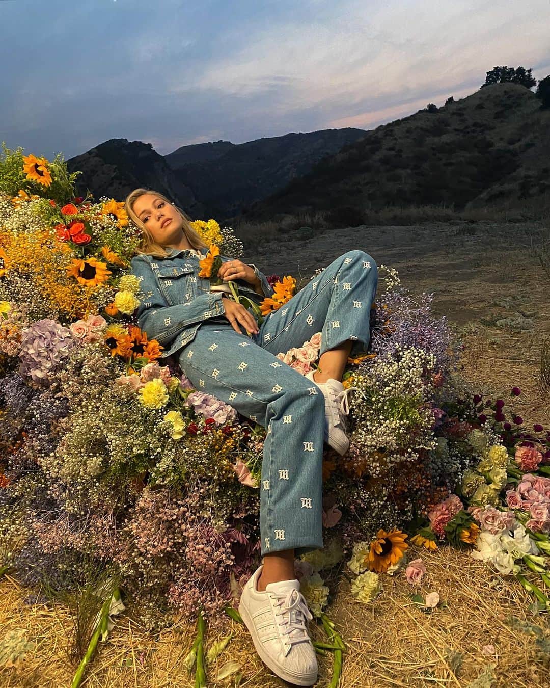 オリヴィア・ホルトのインスタグラム：「ig vs some shit quality of the reality of filming in nature 🦟」