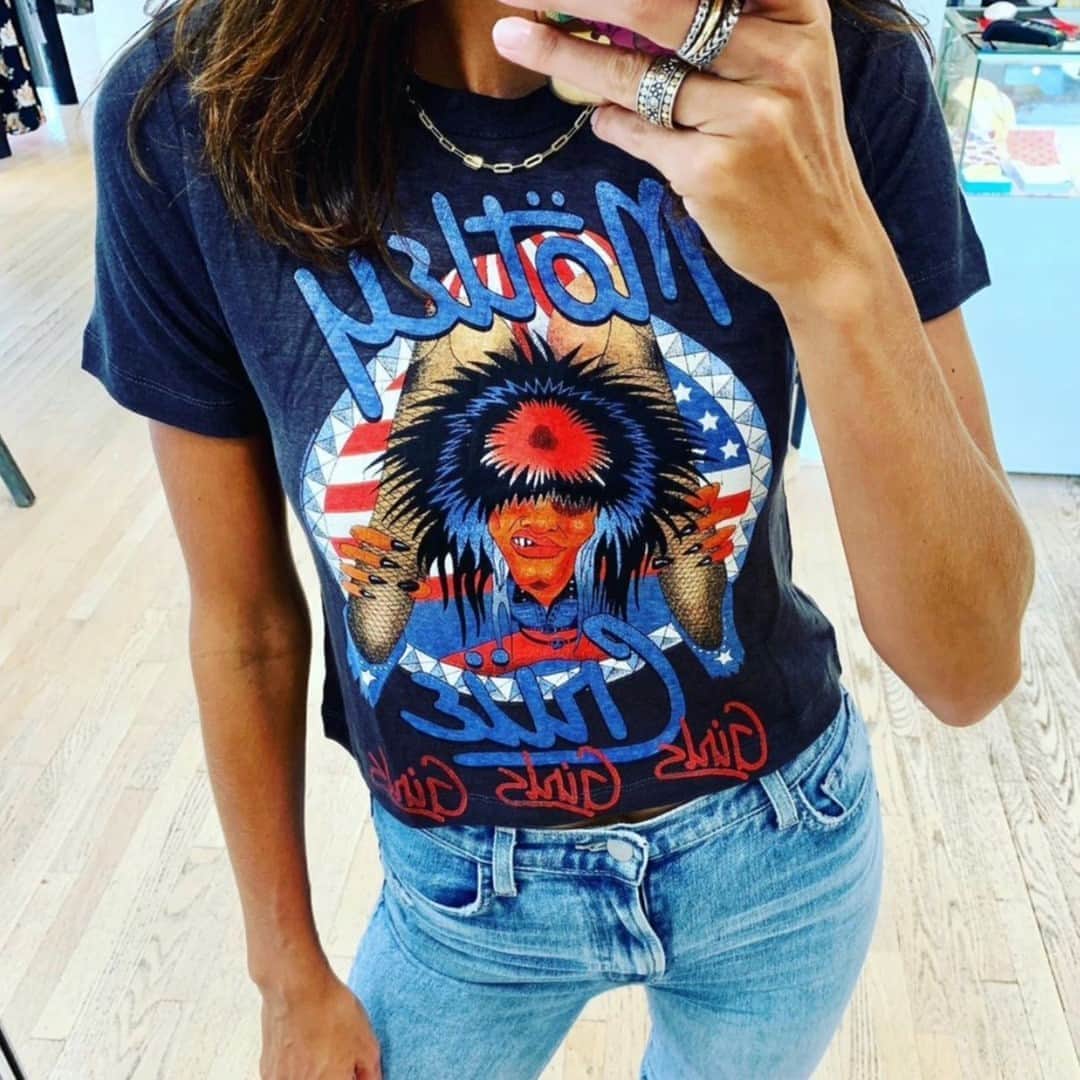 チェイサーのインスタグラム：「this trend never gets old: BAND TEES👏🏽❤️ @bahmasshopvb #bandtee #rocknroll #motleycrue #graphictee #tshirt #chaserbrand」