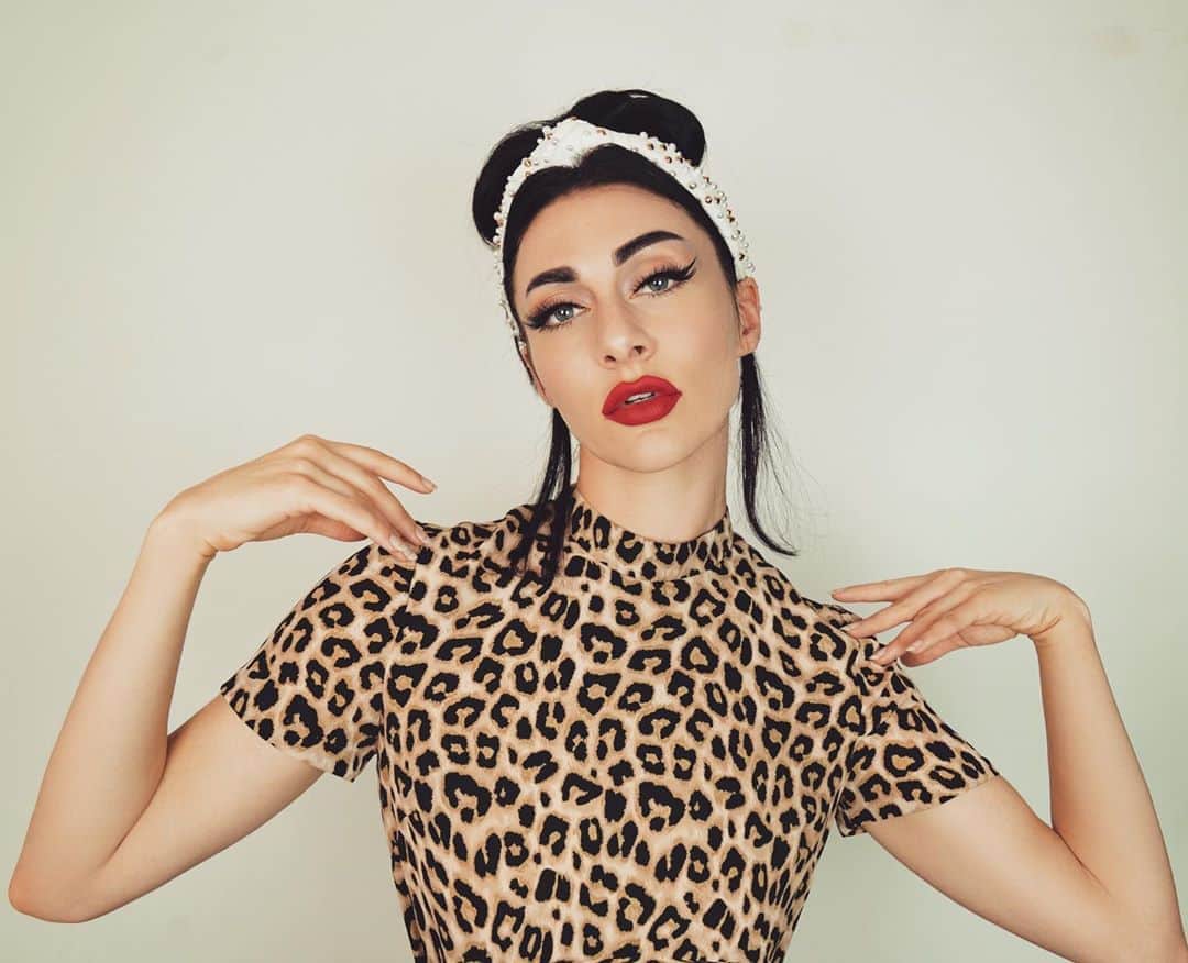 カーミンのインスタグラム：「never know what to do with my hands  lip “SOS” @qveenstudio headband @lele_sadoughi」