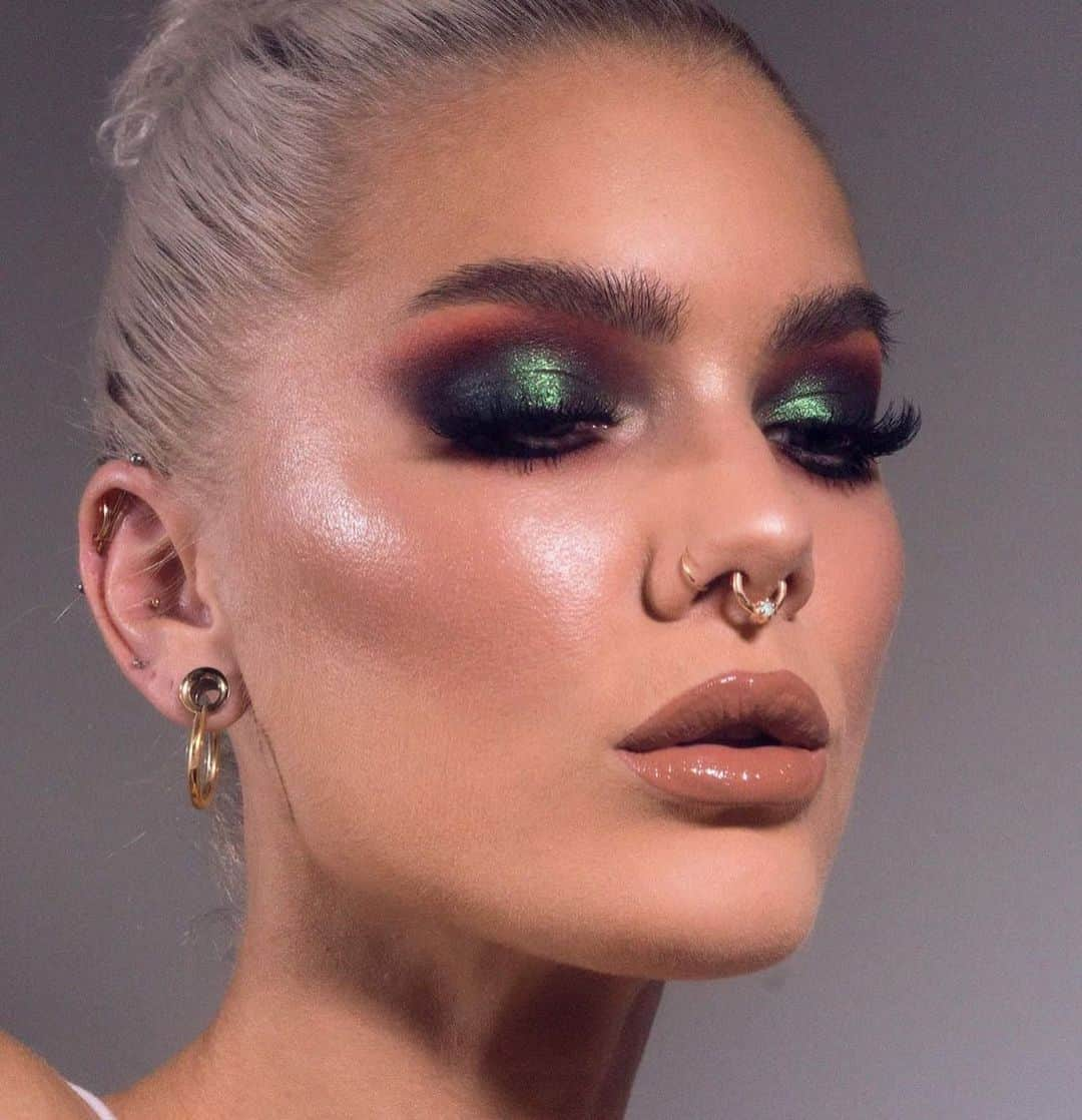 Linda Hallbergさんのインスタグラム写真 - (Linda HallbergInstagram)「What are your go-to colors for fall? I really love mixing contrast colors together, like green and red.  Product list:  Base @danessa_myricks Vision Cream Cover N03 @lindahallbergcosmetics infintiy Filter Medium @lindahallbergcosmetics Fantastick Lipstick Pink Opal as blush  Eyes @lindahallbergcosmetics Vega Flash Crayon @lindahallbergcosmetics Enchanted Mysteries Palette – Lakuna @lindahallbergcosmetics infinity Palette – Fornax @viseart Editorial Brights Palette @houseoflashes x @patrickta It’s A Look @lindahallbergcosmetics Infinity Power Lash Waterproof Mascara  Lips @motivescosmetics ® Maven Mattes in Reveal Me @lindahallbergcosmetics Infinity Glass  Septum piercing from @regalrose」9月15日 3時27分 - lindahallberg