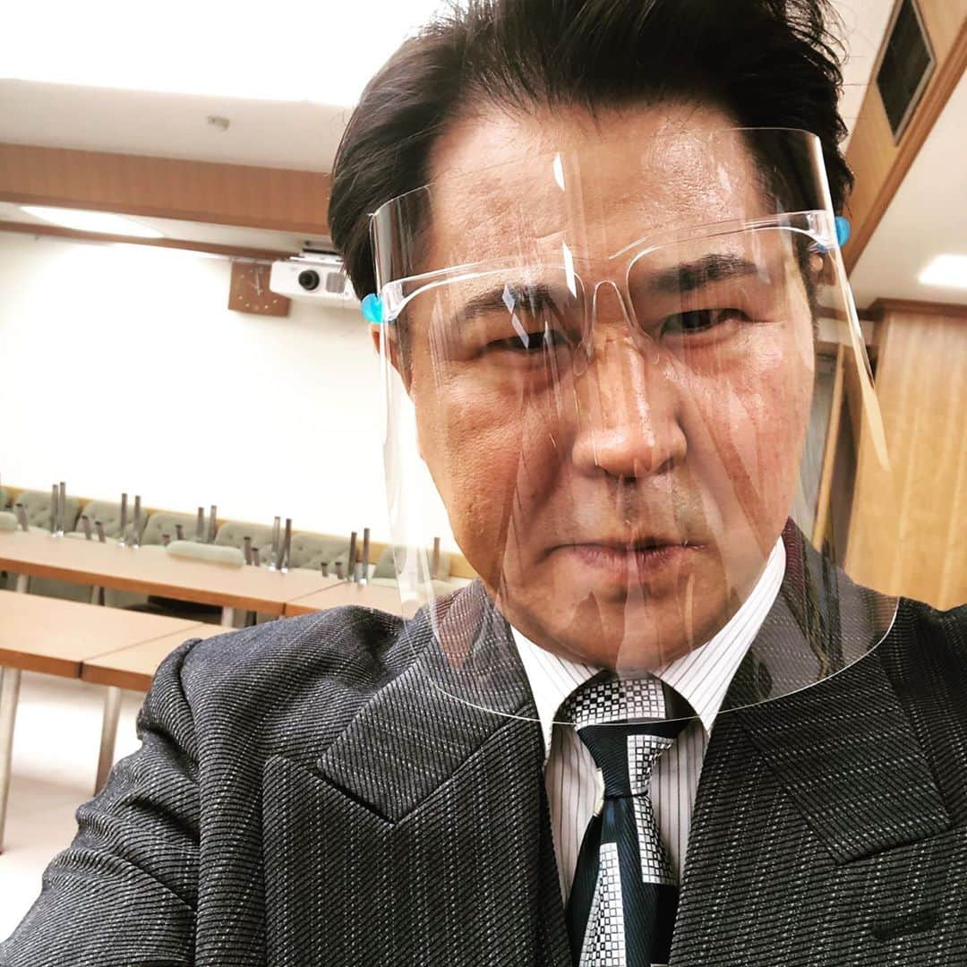 増本 庄一郎のインスタグラム：「《閲覧注意‼️》  付き合いは古いが、榊組には初参加‼️  嫌ぁ〜な、意地悪サラリーマンは、、 この映画では、罰として、 右手を失わなくてはならない‼️ のだ、 もう、いきましたよ！ザックリと！ 返り血も帯びました！プシュっと！  それがこの映画だからです‼️  久しぶりの激しいバトルアクションシーン終了‼️  翌日から筋肉と打撲がつう！  引き続き、皆さん頑張ってください  #榊英雄組 #一足先にオールアップ」