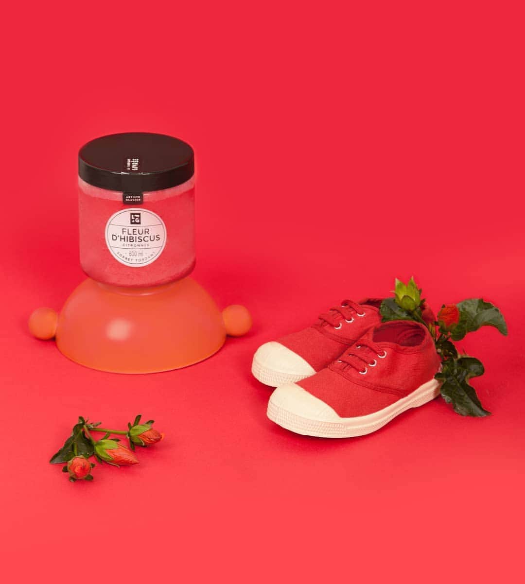 ベンシモンのインスタグラム：「JEU CONCOURS ✨ @lafabriquegivree x BENSIMON La semaine givrée commence maintenant chez Bensimon ! Avec le retour des beaux jours on a eu envie de vous gâter avec une collab' fraîche et colorée 💛  Pour prolonger encore un peu l'été, chaque jour de la semaine nous vous faisons gagner 1 paire de tennis iconique Bensimon et un pot de glace* @lafabriquegivrée 🍧☀️ ​Pour participer c'est simple : ​🍃 Suivre nos 2 comptes @lafabriquegivree @bensimoncollection ​​🍃 Inviter 2 ami(e)s à déguster une glace avec vos tennis iconiques 🍦 ​Pssst ! 2 fois plus de chances de gagner en partageant le concours en story 😉 Tirage au sort vendredi en story !  ​A vos cuillères, prêts... jouez ! 👇🏼  ​(*couleur de la tennis au choix sur notre site internet et bon valable pour une glace @lafabriquegivrée directement dans leurs boutiques)  ​#jeuconcours #concours #jeu #game #bensimon #bensimonxlfg #bensimonxlafabriquegivree」