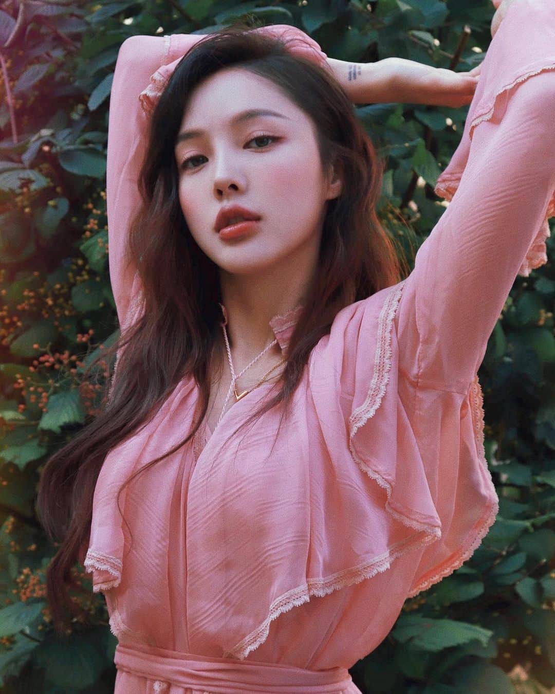 ポニーのインスタグラム：「#협찬  I’m in love with this dress!💕 @overtheseadress」