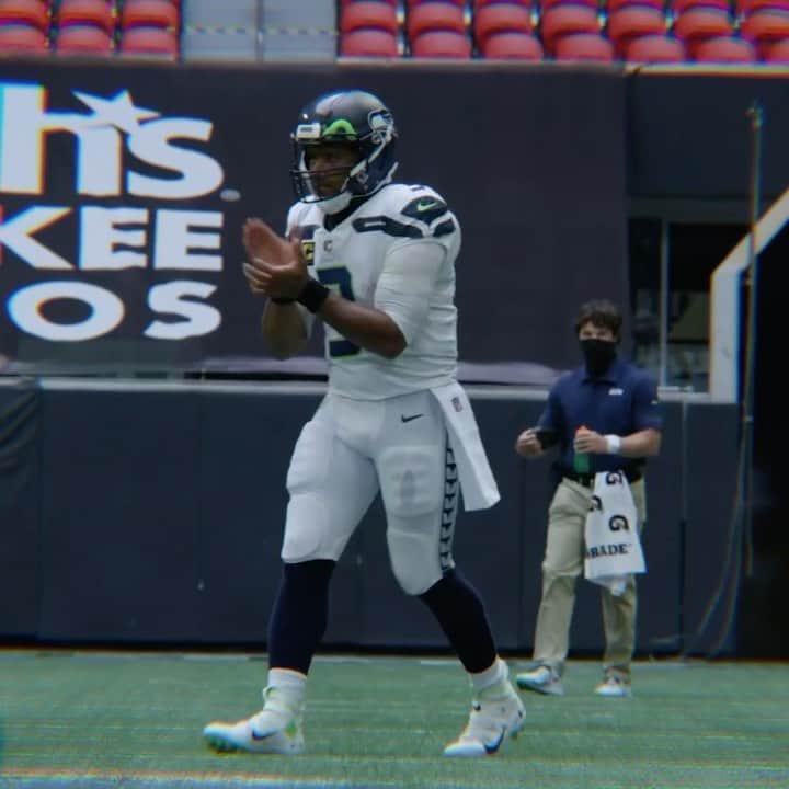 ラッセル・ウィルソンのインスタグラム：「Week 1. Mission Accomplished.  1-0. #GoHawks」