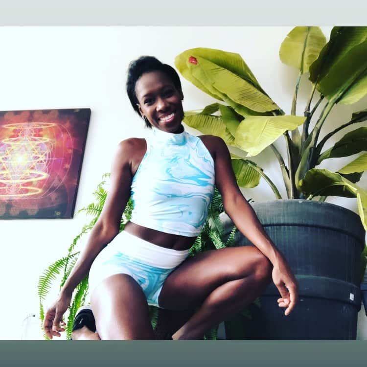 ヴァネッサ・ジェームスのインスタグラム：「Stay Strong... Stay Chique! 😉  Wanna #WIN an item from the new Limited Édition Summer Collection?  🤗To Enter: 👉🏾Follow @chiquesport & @vanessa_james_sk8  👇🏾Tag 5 friends below 🌟 EXTRA ENTRY: Share this to your story and tag us! 👌🏾  Time is running out... 😘 Competition closes 09,30,2020  #chiquesport」