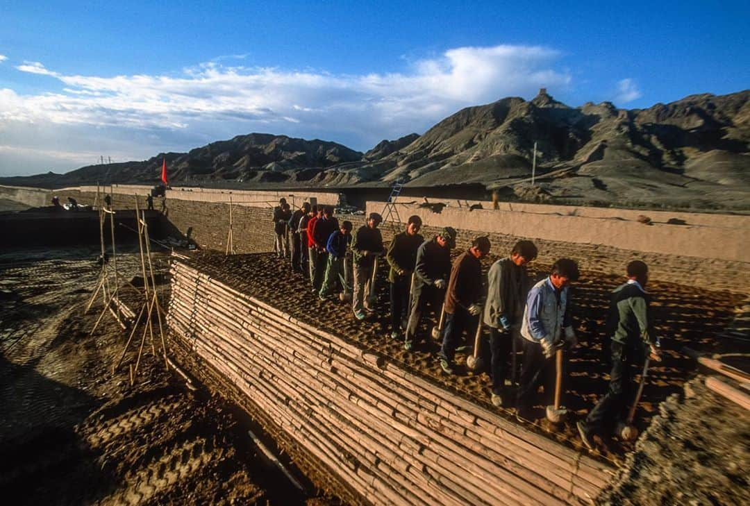 Michael Yamashitaさんのインスタグラム写真 - (Michael YamashitaInstagram)「How to build a great wall: Here’s how they built the Great Wall of China during the Han Dynasty almost 2000 years ago in Gansu Province. The Chinese are still using the same tamped-earth building techniques that are seen here in the Jiayuguan section. Willow reeds are rammed down between sand and gravel using 25-pound stone tools building up layers to the desired height. Though the much taller brick faced Ming-constructed wall near Beijing  is the one tourists flock to today, the 5,000 mile entirety of the Great Wall was built over a period of  more than 2000 years, through several dynasties. Though it's still the longest man-made structure in the world, the wall ultimately failed at its intended purpose -- to prevent incursions by Mongol invaders. #greatwallofchina #handynasty #jiayuguan #gansu #hexicorridor #silkroad」9月15日 3時59分 - yamashitaphoto