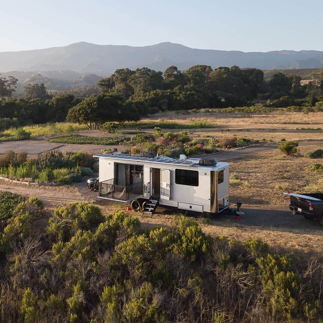 HYPEBEASTさんのインスタグラム写真 - (HYPEBEASTInstagram)「#hypeAF: @livingvehicle has taken mobile home living to a new level with the premium Living Vehicle 2021. The Santa-Barbara based company has constructed the trailer with a sleek aluminum shell with plenty of windows and even a patio. Designed to be more than just a camper, it has been equipped with plenty of amenities like a kitchen, washing machine, desk, and more to make permanent residence not just possible, but also enjoyable. The Living Vehicle 2021 is starting at roughly $230,000 USD. Check the link in bio for more info.⁠⠀ Photo: Living Vehicle」9月15日 4時03分 - hypebeast