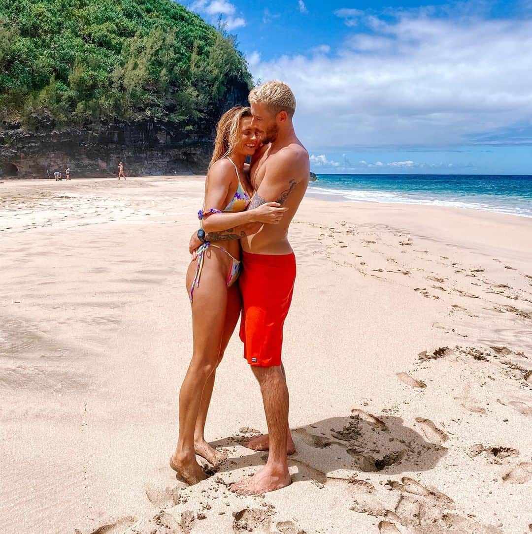 アラナ・ブランチャードのインスタグラム：「Got @jackfreestone to go hiking yesterday and we couldn’t stop smiling. As parents doing things like this can be rare but also make it that much more special💙」