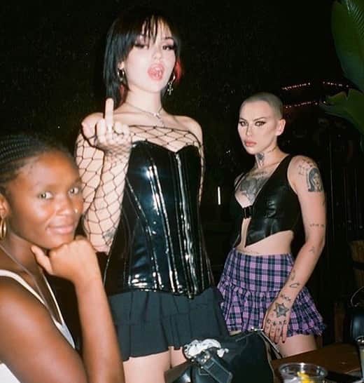 のインスタグラム：「4 more days 👅🖤 @siiickbrain」