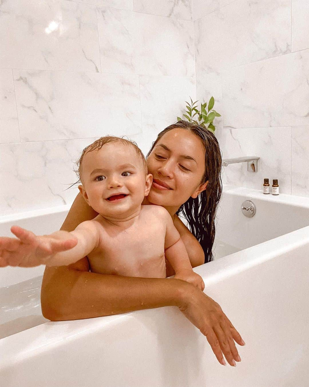 Bianca Cheah Chalmersさんのインスタグラム写真 - (Bianca Cheah ChalmersInstagram)「Soon he’ll be way too embarrassed to have baths like this with his mummy 😩. But for now, it’s our favourite part of the day, being skin to skin with each other — just like the newborn days, makes both of us feel so much more calmer and relaxed. It’s our nightly ritual we look forward to and we wouldn’t have it any other way.   Using @bosistos Australian Natives ‘Sleep’ essential oil (Banksia Flower, Nerolina, Lavender and Chamomile) — and for all you Aussies, these essential oils are available from @chemistwarehouseaus   Sponsored #mumlife #13monthsold #bathtime #motherhood #BosistosAustralianNatives #unearthedforyou #momlife」9月15日 4時19分 - biancamaycheah