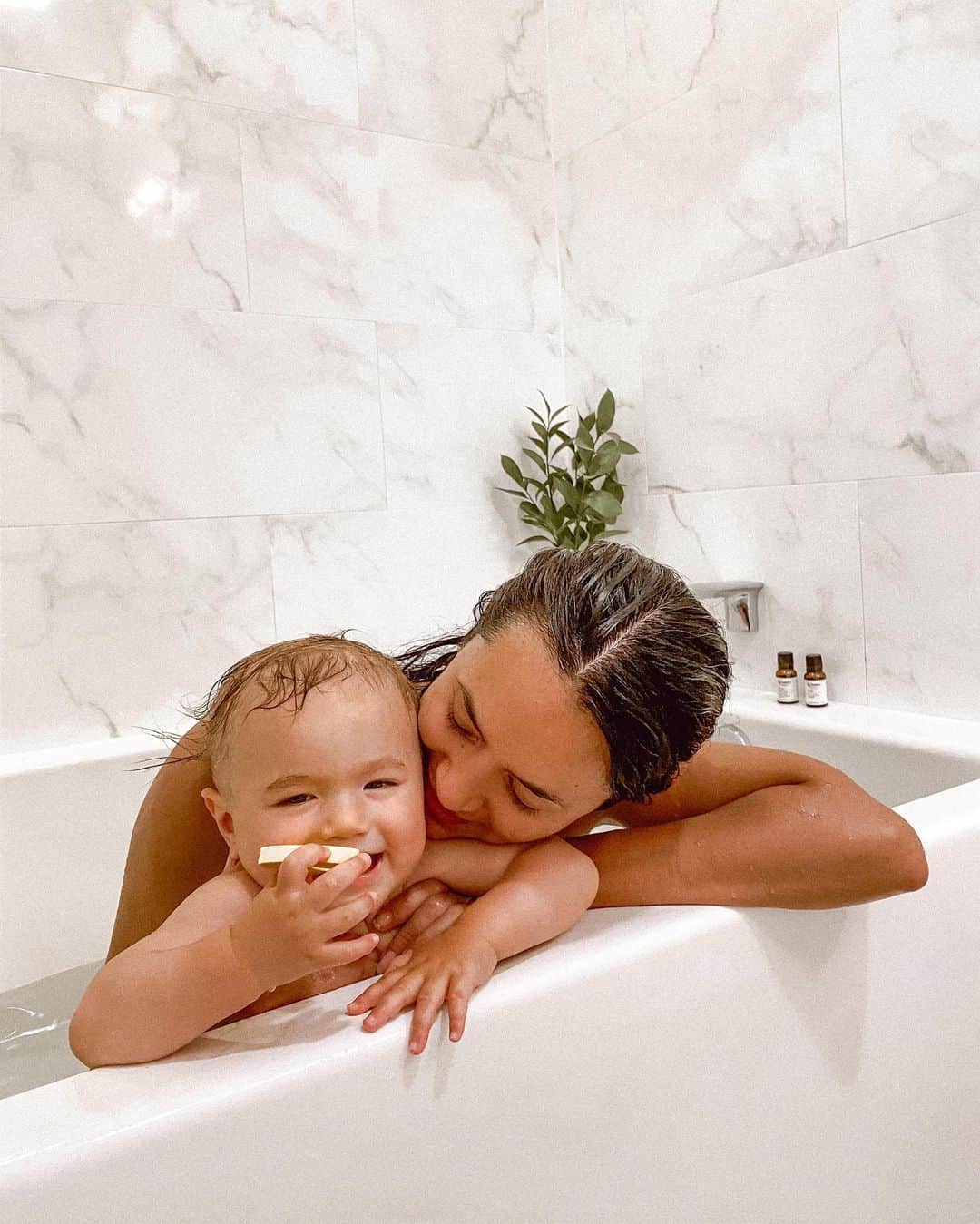 Bianca Cheah Chalmersさんのインスタグラム写真 - (Bianca Cheah ChalmersInstagram)「Soon he’ll be way too embarrassed to have baths like this with his mummy 😩. But for now, it’s our favourite part of the day, being skin to skin with each other — just like the newborn days, makes both of us feel so much more calmer and relaxed. It’s our nightly ritual we look forward to and we wouldn’t have it any other way.   Using @bosistos Australian Natives ‘Sleep’ essential oil (Banksia Flower, Nerolina, Lavender and Chamomile) — and for all you Aussies, these essential oils are available from @chemistwarehouseaus   Sponsored #mumlife #13monthsold #bathtime #motherhood #BosistosAustralianNatives #unearthedforyou #momlife」9月15日 4時19分 - biancamaycheah