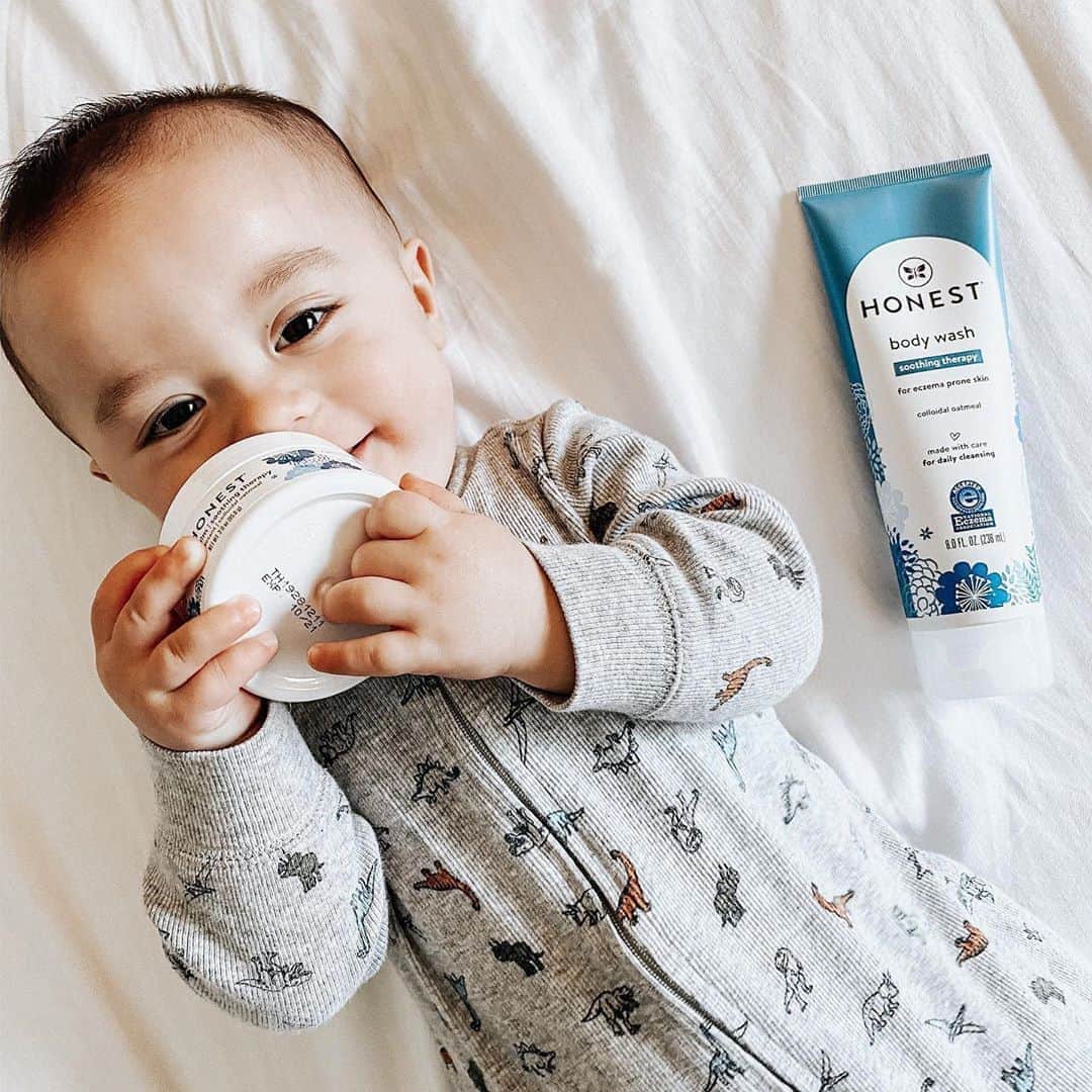 The Honest Companyさんのインスタグラム写真 - (The Honest CompanyInstagram)「Many parents have told us that they feel self-conscious about their baby’s eczema, but did you know it’s one of the most common skin conditions out there? If your family is dealing with it, know that you’re not alone. To learn more about eczema and ways to help manage flare-ups, visit the 🔗 in bio! ⁣ ⁣ 📸: @hey.jude.jones #HonestCompany #NationalEczemaWeek #FlareCare #HonestIRL」9月15日 4時27分 - honest