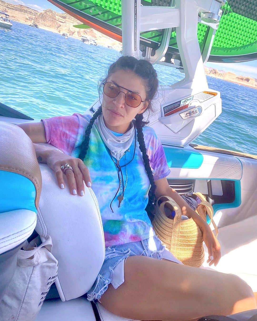 ジェシカ・ゾアのインスタグラム：「I look confused because I still don’t know what month it is. Feels like summer just started but... so long, summer, I’ll miss you :) #lakelife」