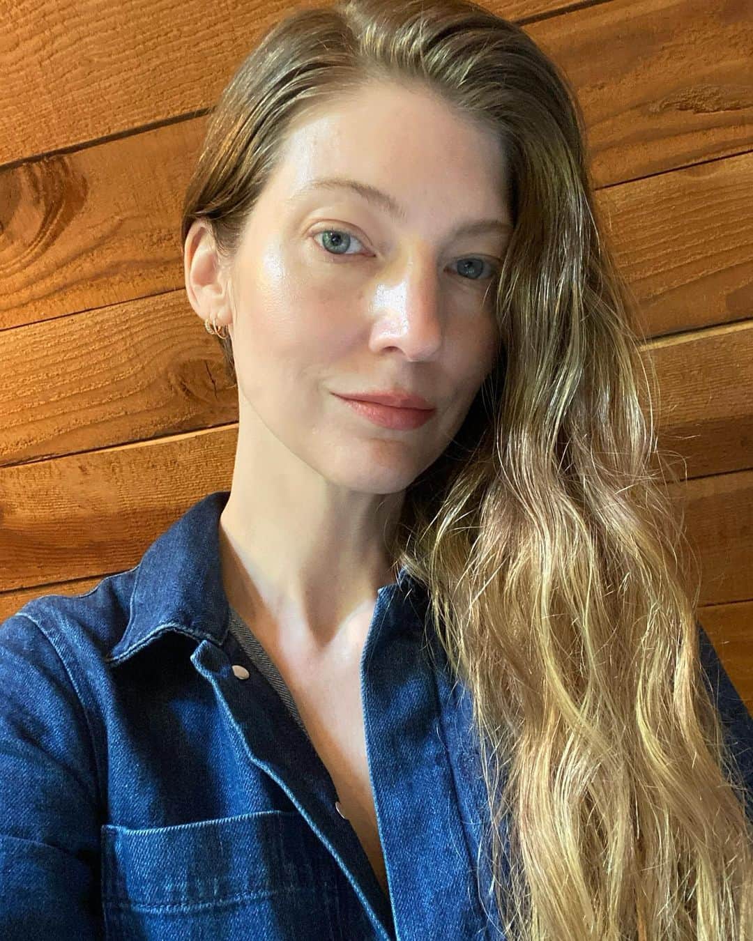 マンディクーンのインスタグラム：「Another trip around the sun. This is the year that I’ve learned to surrender (not easy for a Virgo!)- to life, to plans gone awry, to the unknown. This was the year to learn to push away expectations and disappointment and make the most out of uncertain situations (because 2020 is all uncertain situations). This year has been challenging, but my heart is full. Thank you guys for the sweet birthday wishes, and for being a support system and a constant source of inspiration and guidance. Love to you all. ❤️  This is 44.」