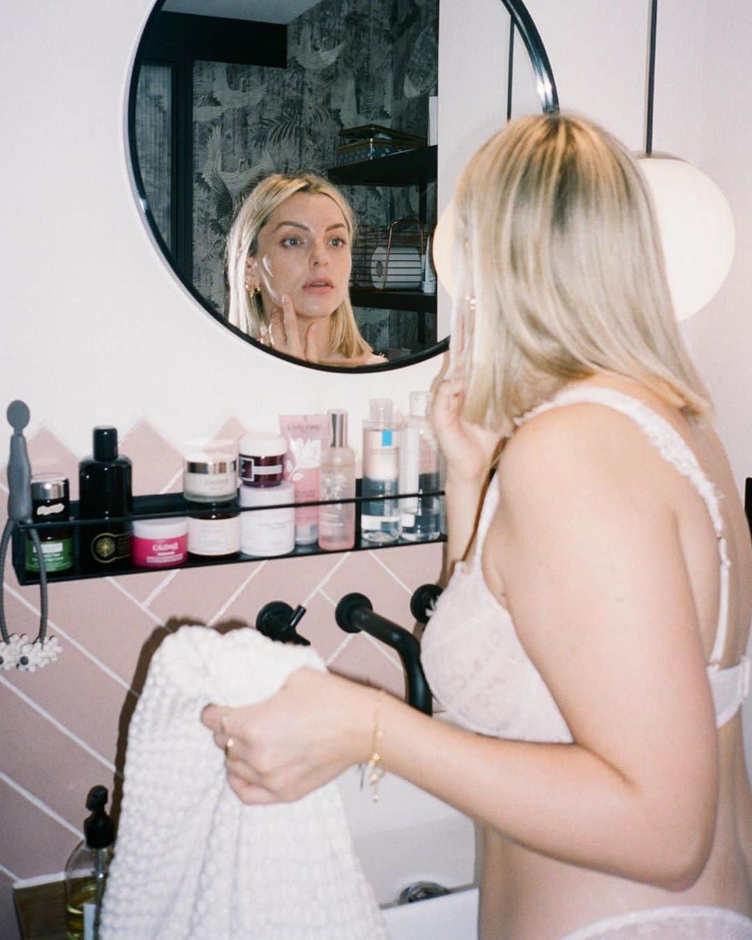 Estée Lalondeのインスタグラム：「📸: @emmahoareau 🌸」