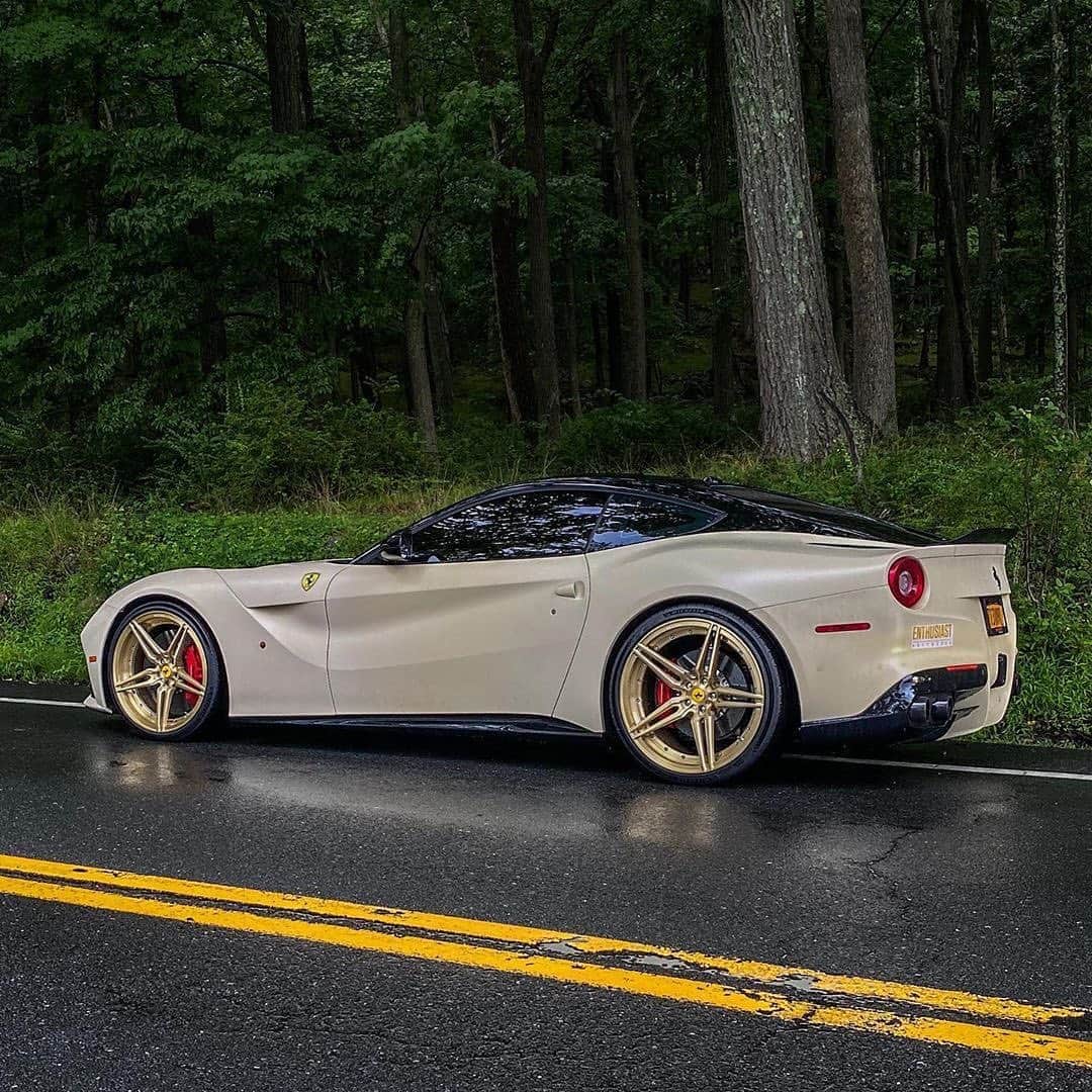 CARLiFESTYLEさんのインスタグラム写真 - (CARLiFESTYLEInstagram)「Ferrari F12 sitting on @velosdesignwerks wheels. 👍🏽or👎🏽? #carlifestyle」9月15日 4時29分 - carlifestyle