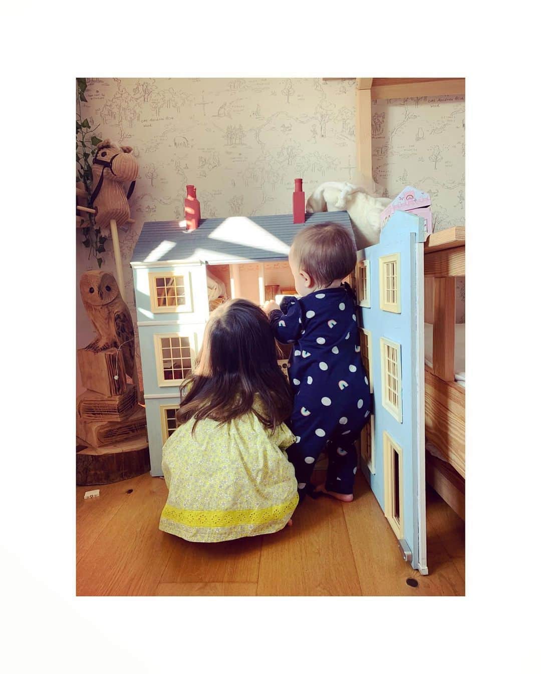 のインスタグラム：「Feeling all the feels on the eve of firstborn’s third birthday tomorrow. Remembering this time three years ago, during that looooong labour... and how gloriously magical it all was.  Oh Elsie, thank you for not just making me a Mama, but making me YOUR Mama.  . . . . #daughters #mygirls #sisters #memories #reflections #motherhood #allthefeels #heart #love #family #soblessed」