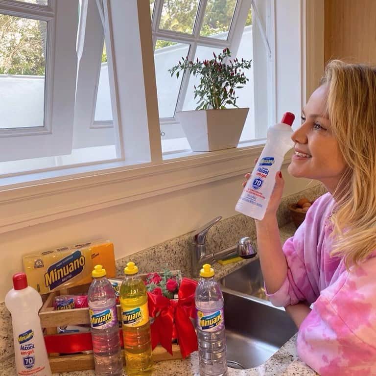 Eliana Michaelichin Bezerraのインスタグラム：「Mais do que nunca deixar a nossa casa limpa e protegida é uma forma de amor. E eu estou curtindo demais receber as dicas das queridas @cantinhodapri_oficial @casa_e_requinte_ @mari_docedelar  @donadecasapor.amor @diannasena para deixar o nosso lar impecável com os produtos da @linhaminuano que há mais de 40 anos cuida da família brasileira com muita qualidade. Todo o domingo temos um encontro marcado em nossas cozinhas do programa e agora aqui em casa tbm. Amei os meus produtos. Minuano eficiência que resolve. #timeminuano ❤️ #minhamulherquemanda #programaeliana #domingo #ad  #LinhaMinuano #Eficiênciaqueresolve   @cantinhodapri_oficial @casa_e_requinte_ @mari_docedelar  @donadecasapor.amor @diannasena」