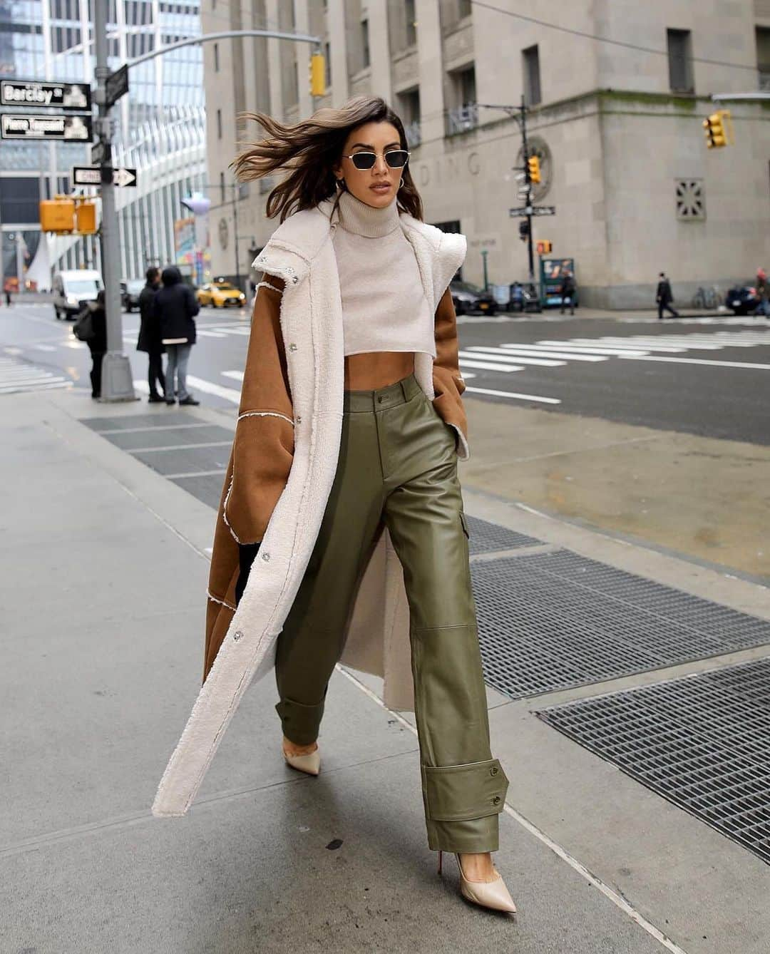 Camila Coelhoさんのインスタグラム写真 - (Camila CoelhoInstagram)「September with some NYFW throwback looks 🖤 Which is your favorite? #fashion ———— Setembro com Alguns looks da última temporada da NYFW! Qual seu look favorito?!  #nyfw #ootd」9月15日 4時49分 - camilacoelho