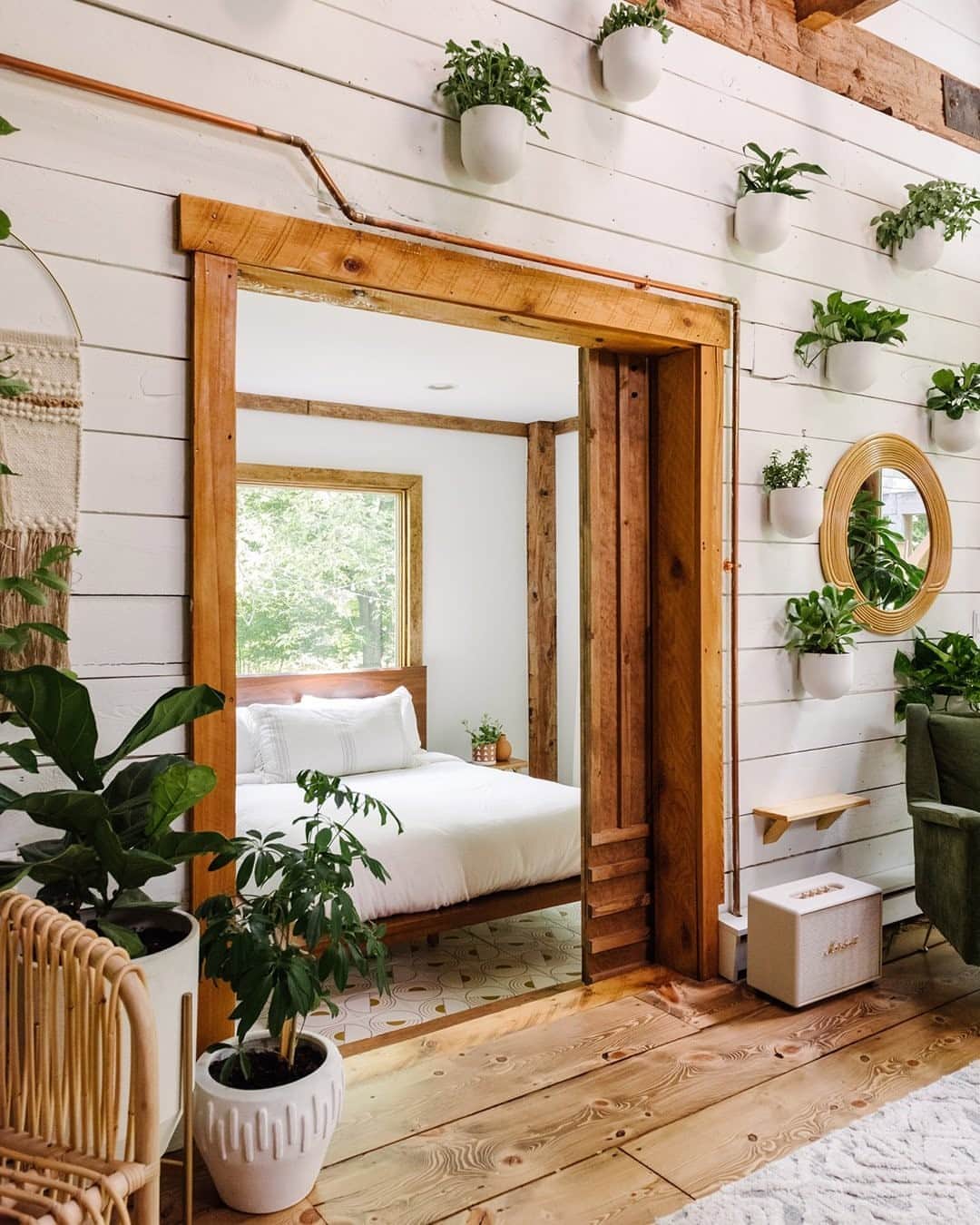 west elmさんのインスタグラム写真 - (west elmInstagram)「Mudroom ➡️ Bedroom! We love how this extra guest room came together in @thehunterhouses - link in bio for the before & after! ✨」9月15日 5時01分 - westelm