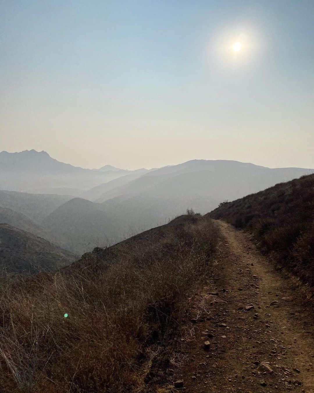 マリア・シャラポワのインスタグラム：「Catching the early morning ☀️ with the fire haze backdrop. It’s still so beautiful. 7 miles. I even used a hydration pack back ( which by the way I didn’t even know existed until a few days ago) 😅Who am I?! 🥾」