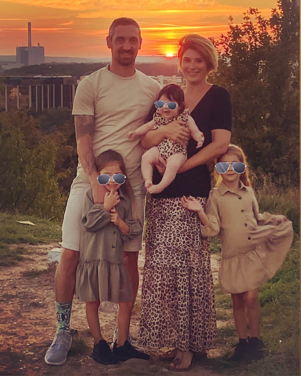 ロベルト・ヒルバートのインスタグラム：「Jeder Sonnenuntergang erinnert uns daran, das ein Ende auch schön sein kann. #sunset #family #familytime #redsky #goodnight #goodvibes #positivevibes #love #mh #baba」