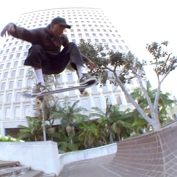 スラッシャーのインスタグラム：「👉🏾 @dariusking lights it up for the @alienworkshop 👽 Part playing on all Thrasher channels 📡」