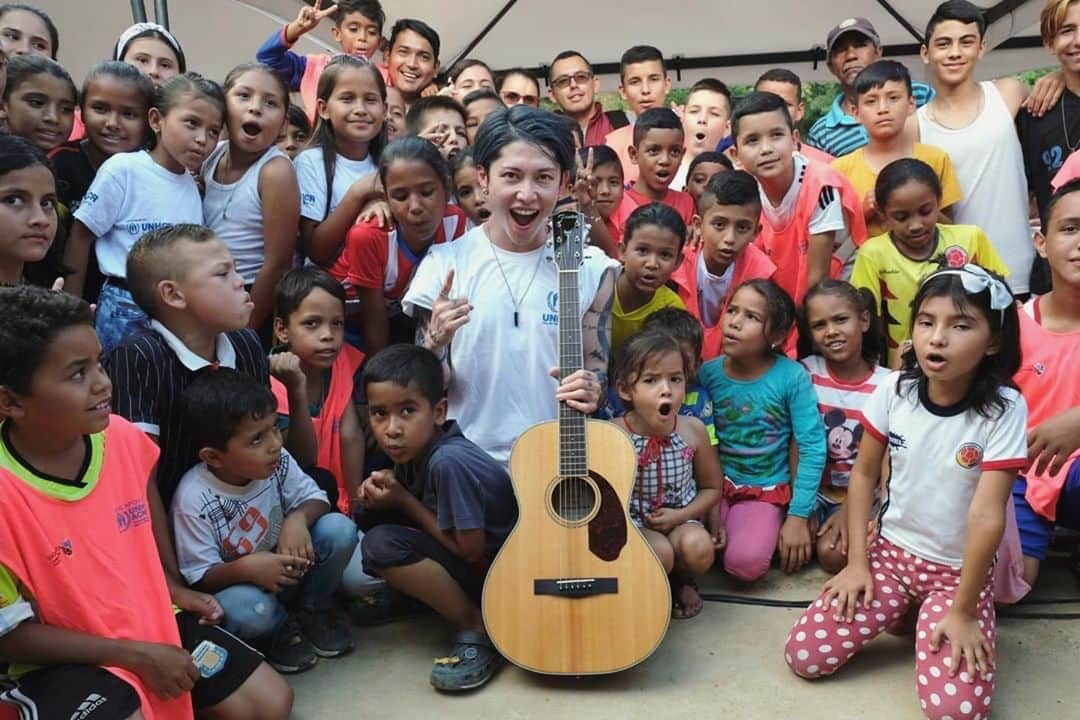 雅-MIYAVI-さんのインスタグラム写真 - (雅-MIYAVI-Instagram)「Thank you for giving us a mission. We’ll do our best🙏🏻🙏🏻 #Repost @refugees ・・・ Happy birthday to musician and UNHCR Goodwill Ambassador @miyavi_ishihara! 🎈⁣ ⁣ In Colombia, he saw first-hand how music was helping changes the lives of Venezuelan refugee and migrant children. 🎶⁣ ⁣ We're grateful that he continues to use his voice and talents to raise awareness and advocate for displaced people around the world. 🙏⁣ ⁣ ⁣⁣Join us in sending MIYAVI your best wishes 💙⁣⁣⁣⁣⁣ ⁣⁣ Photo: UNHCR/Santiago Escobar-Jaramillo⁣ ⁣⁣ #WithRefugees #Refugees #MIYAVI #Japan #Colombia #Music #UndertheSameSky」9月15日 5時09分 - miyavi_ishihara