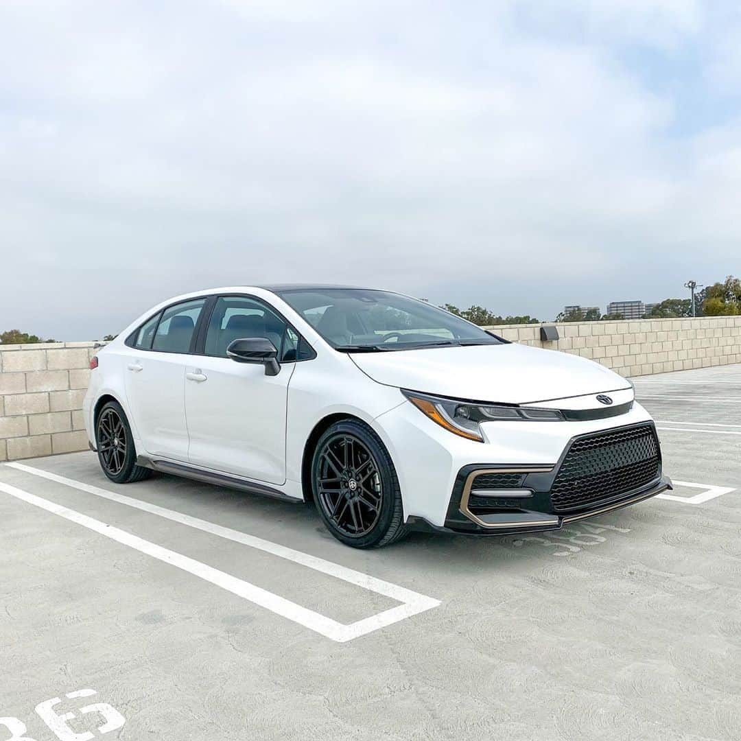 ローリー・ヘルナンデスさんのインスタグラム写真 - (ローリー・ヘルナンデスInstagram)「I got a sneak peek at @ToyotaUSA ‘s stylish new #Corolla Apex - how cool does it look?! I LOVE the bronze accents 😍 #ad #LetsGoPlaces」9月15日 5時12分 - lauriehernandez